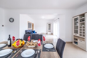 Villa | Dining - Villa in Albufeira Near Beaches and Golf (Albufeira)