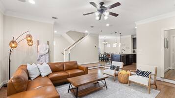 TV connectée, cheminée, chaßne hi-fi