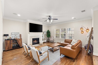 Walkable Heights 3BR Townhome + Private Putting Green. Parking & Pet-Friendly.