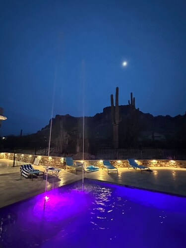 Spacious 5 bed/5 bath house at Superstition Mountains. Hiking. Pool. Spa. Views!