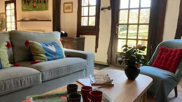 TV, lareira, mesa de pingue-pongue, livros