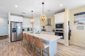 Fridge, microwave, oven, stovetop - Beautiful Oasis on the Bay! Gorgeous Views, Great Fishing and Pool Access! (Palacios)