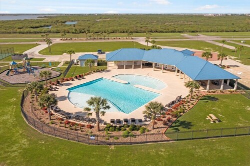 Beautiful Oasis on the Bay! Gorgeous Views, Great Fishing and Pool Access!