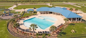 Beautiful Oasis on the Bay! Gorgeous Views, Great Fishing and Pool Access!