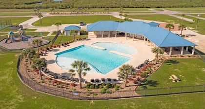 Beautiful Oasis on the Bay! Gorgeous Views, Great Fishing and Pool Access!