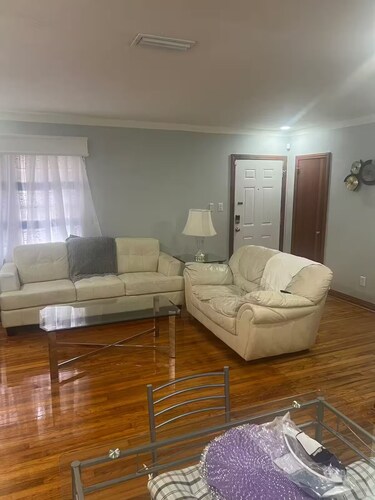 Charming 3-bedroom cottage with WiFi, AC nears parks and shopping