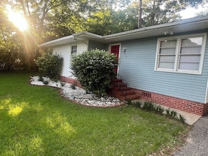 Exterior - Charming 3-bedroom cottage with WiFi, AC nears parks and shopping (Mobile)