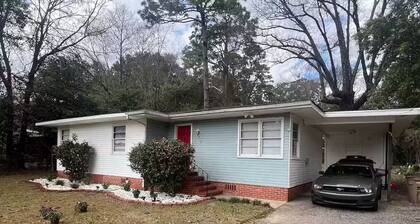 Charming 3-bedroom cottage with WiFi, AC nears parks and shopping