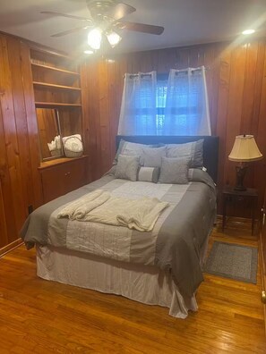 3 bedrooms, desk, iron/ironing board, travel crib