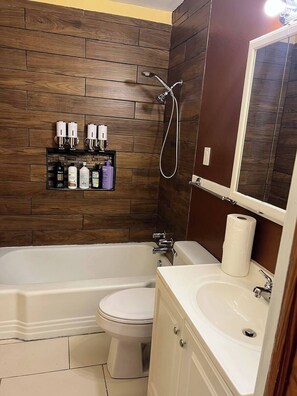 Hair dryer, towels, soap, shampoo - Charming 3-bedroom cottage with WiFi, AC nears parks and shopping (Mobile)