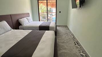 Habitación doble Deluxe, balcón, vista a la ciudad | Caja de seguridad en la habitación, wifi gratis y ropa de cama