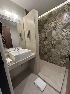 Ducha, secador de pelo, toallas, jabón