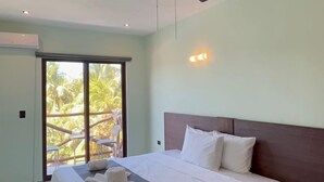 デラックス ルーム バルコニー シティビュー | セーフティボックス (室内)、WiFi (無料)、ベッドシーツ