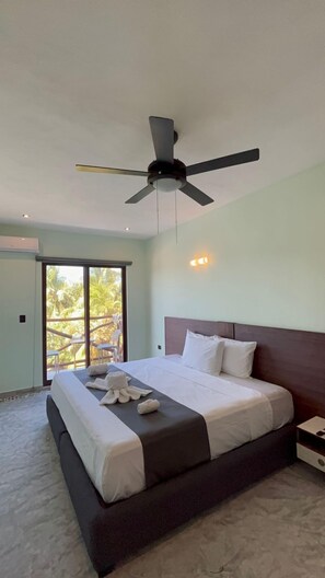 デラックス ルーム バルコニー シティビュー | セーフティボックス (室内)、WiFi (無料)、ベッドシーツ