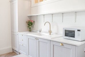 Interior - Location, views, parking (Bowness-on-Windermere)