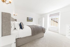 2 bedrooms, iron/ironing board, free WiFi, bed sheets - Location, views, parking (Bowness-on-Windermere)