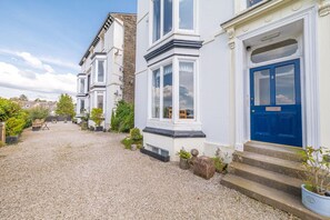 Exterior detail - Location, views, parking (Bowness-on-Windermere)