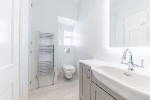 Hair dryer, towels - Location, views, parking (Bowness-on-Windermere)