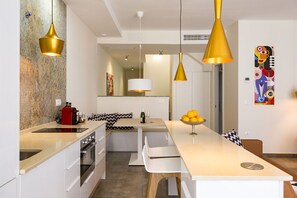 Kühlschrank, Mikrowelle, Ofen, Geschirrspüler