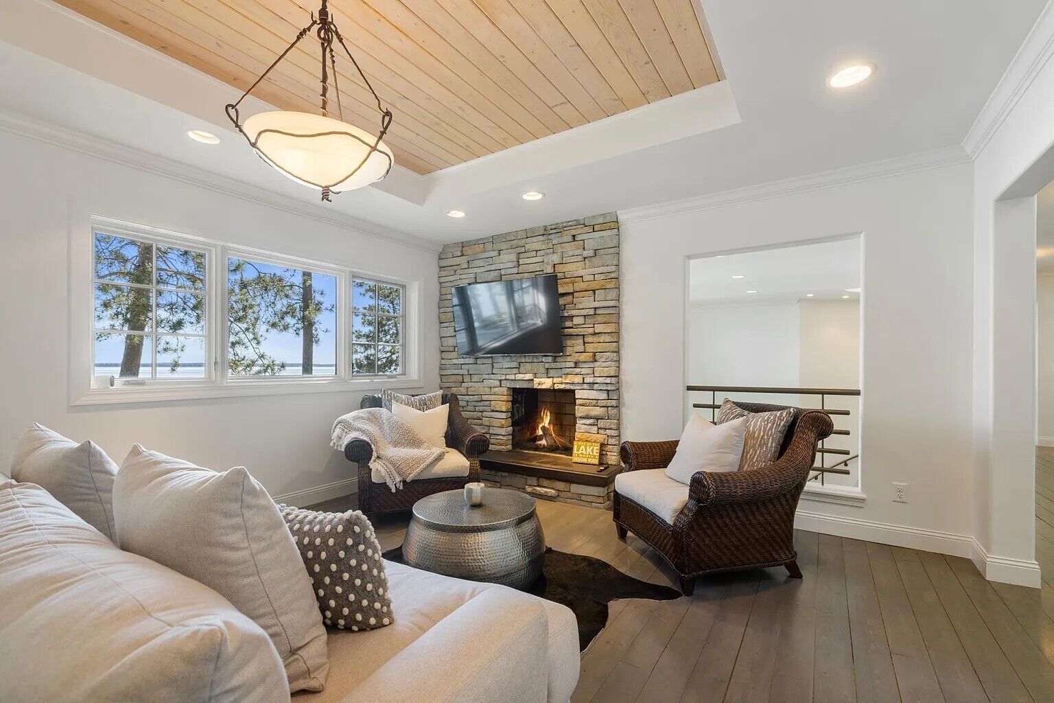 Älytelevisio, takka, DVD-soitin, pöytätennispöytä