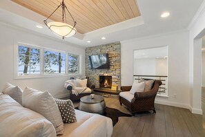 TV connectée, cheminée, lecteur de DVD, table de tennis de table