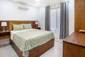 10 Schlafzimmer, Schreibtisch, Bügeleisen/Bügelbrett, WLAN