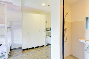 Shower, rainfall showerhead, free toiletries, towels