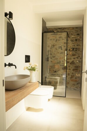 Shower, bidet, towels, soap - Villa with Pool in the Cilento in Ascea Casolare Centoulivi (Campania)