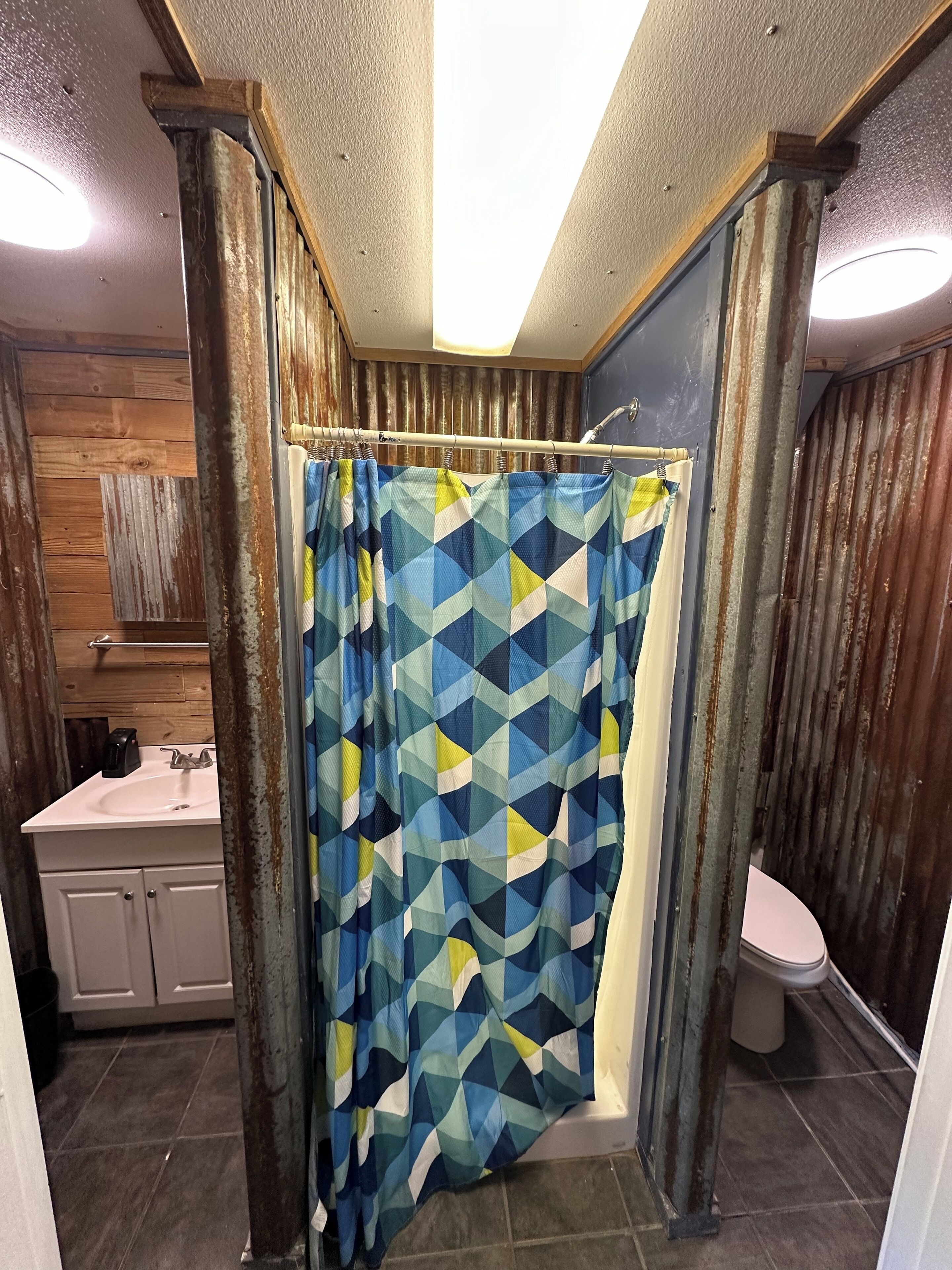 Douche, serviettes fournies, savon, papier toilette