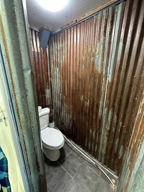 Douche, serviettes fournies, savon, papier toilette