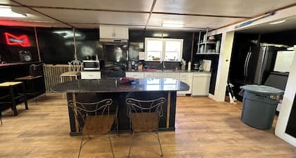 Sausalito South- Spacious, Comfortable, and Clean Houseboat