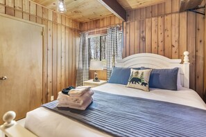 3 makuuhuonetta, työpöytä, ilmainen Wi-Fi, vuodevaatteet