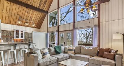 King Bed, Mountain Scenes, Hot Tub, Pet Friendly