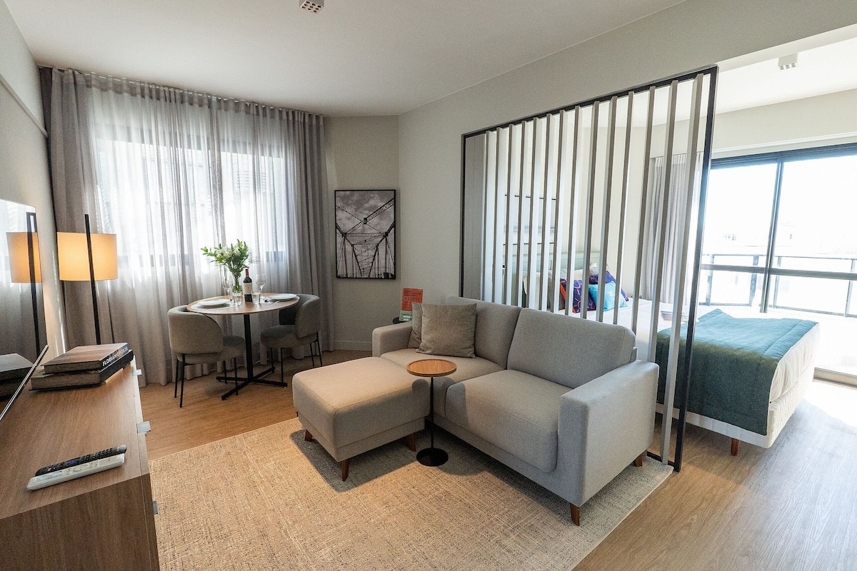 Comfort Studio, 1 Queen Bed | Living area | 43-inch TV with cable channels