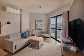 43-inch TV with cable channels - Xtay The Bridge Florianópolis (Florianópolis)