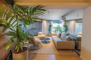 43-inch TV with cable channels