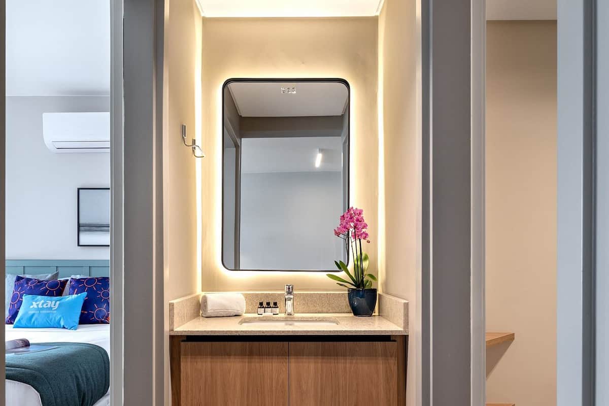 1 bedroom, individually decorated, desk, laptop workspace