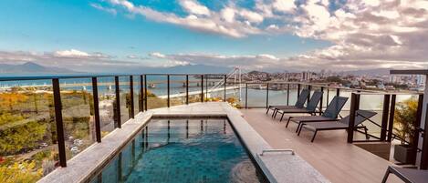 Classic Studio, 1 Queen Bed | Pool