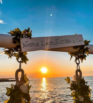 A sunset over water with a banner reading 'Nessun limite, ECCETTO il Cielo'. - Holiday Home Marilyn in Nardò in Salento - Gallipoli - Porto Cesareo - Lecce (Nardò)