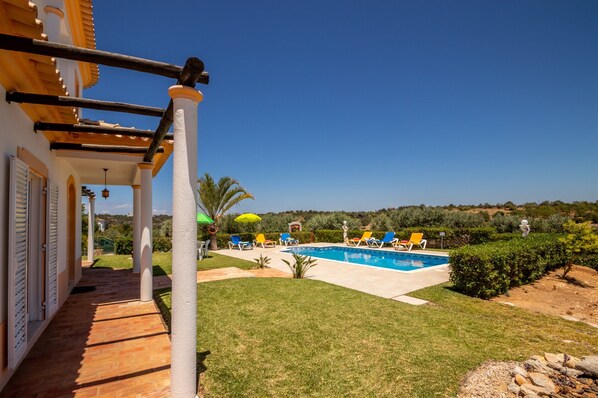 Vila | Piscina | Piscina interna, piscina externa