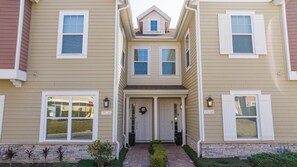 Exterior detail - 5 minutes to Disney, 4BED 4BATH Home, Resort Style Heated pool, GYM, Jaccuzzi. (Kissimmee)