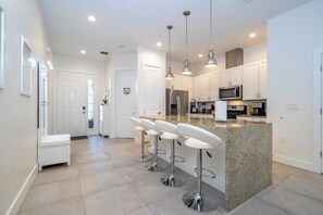 Fridge, microwave, oven, stovetop - 5 minutes to Disney, 4BED 4BATH Home, Resort Style Heated pool, GYM, Jaccuzzi. (Kissimmee)