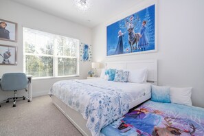 4 bedrooms, desk, iron/ironing board, WiFi - 5 minutes to Disney, 4BED 4BATH Home, Resort Style Heated pool, GYM, Jaccuzzi. (Kissimmee)