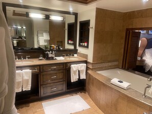 Baignoire à jets, sèche-cheveux, serviettes fournies, savon