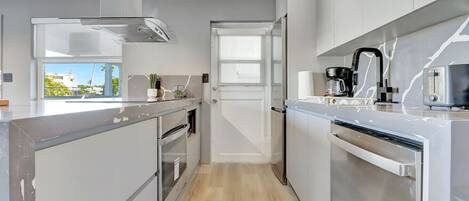 Réfrigérateur, micro-ondes, four, plaque de cuisson