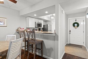 Kylskåp, mikrovågsugn, ugn och spishäll