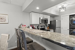 Kylskåp, mikrovågsugn, ugn och spishäll