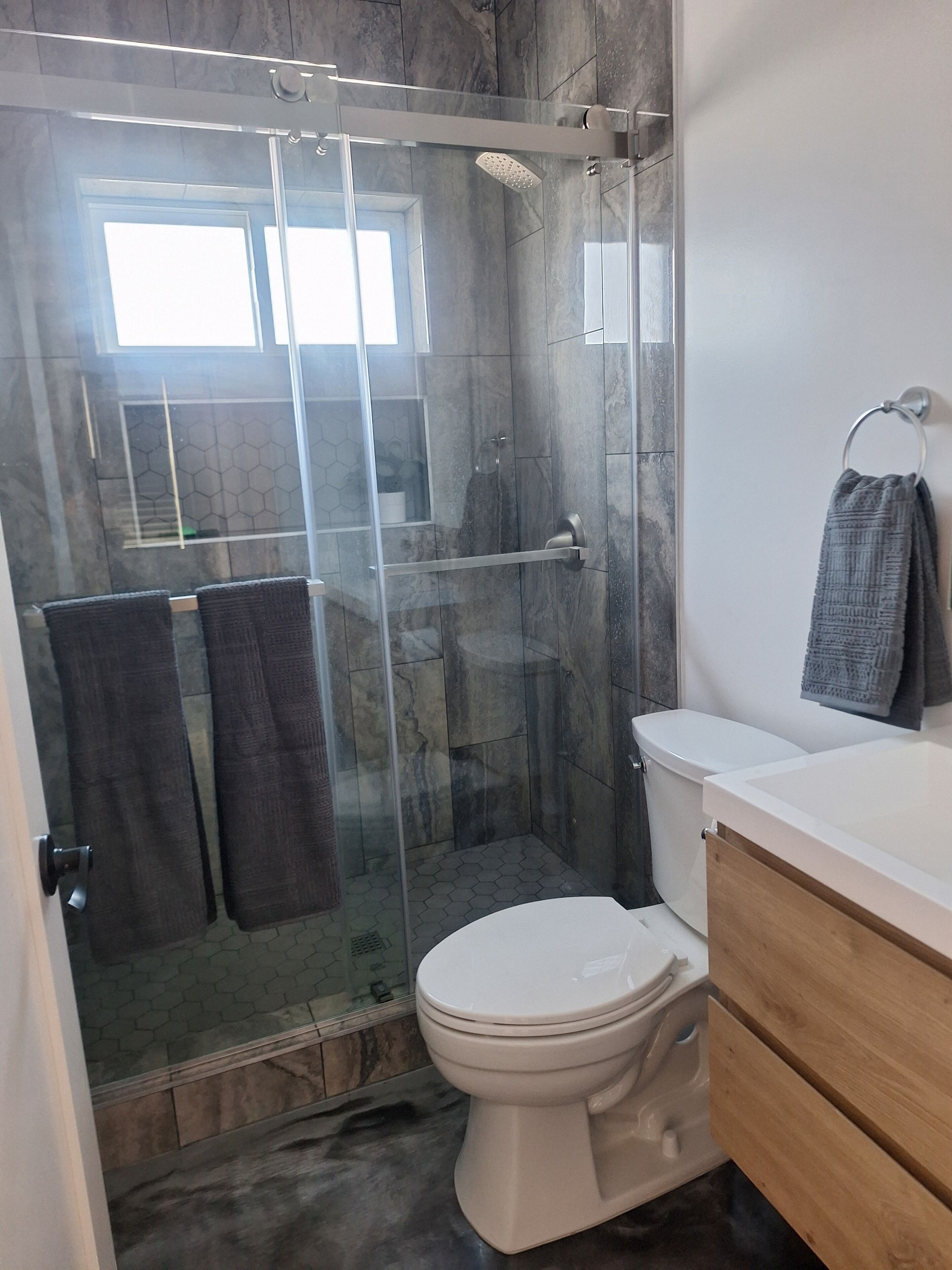 Douche, séchoir à cheveux, serviettes fournies, papier de toilette