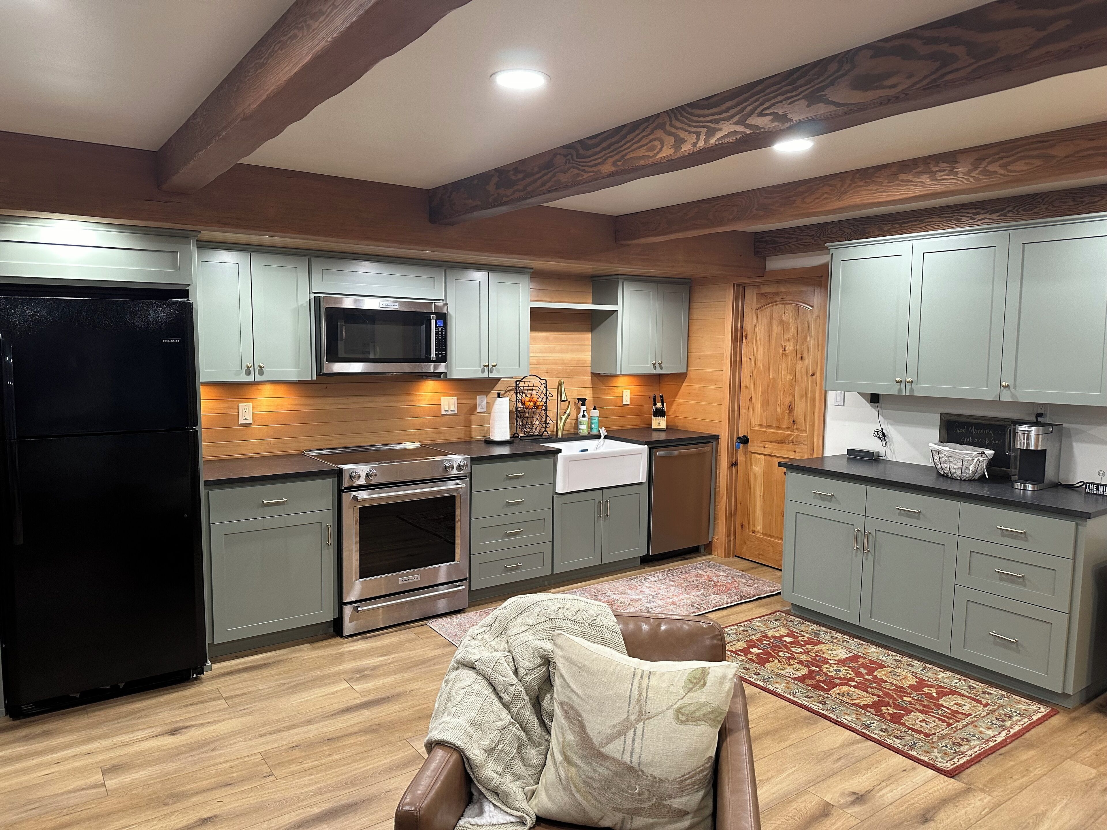 Kjøleskap, mikrobølgeovn, ovn og kokeplater