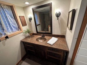 Secadora de cabello, toallas, jabón, papel de baño 